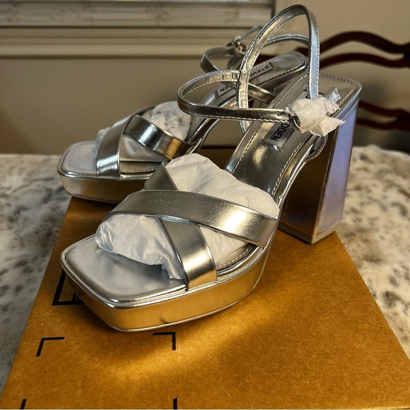 New Silver Steve Madden Platform Cross-Strap Sandals, Crazy Heels, sz 6 - Picture 5 of 14